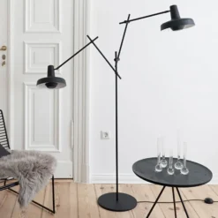 GRUPA Arigato lámpara de pie, 2 luces, negro