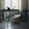 Gubi Gräshoppa Lámpara de pie con tres patas, negra