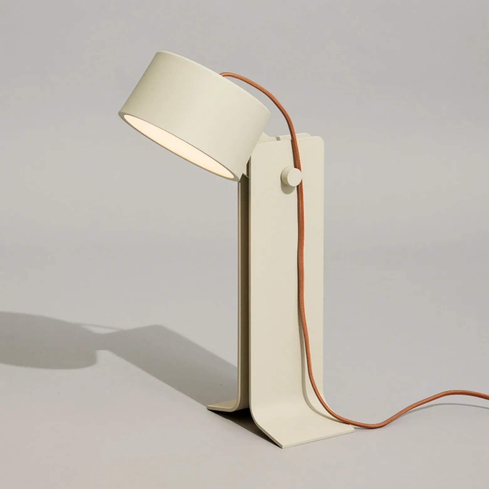 Hübsch Lámpara de mesa LED Crea, color arena, aluminio, hierro