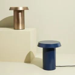 Hübsch Lámpara de mesa LED Keen, azul oscuro, hierro