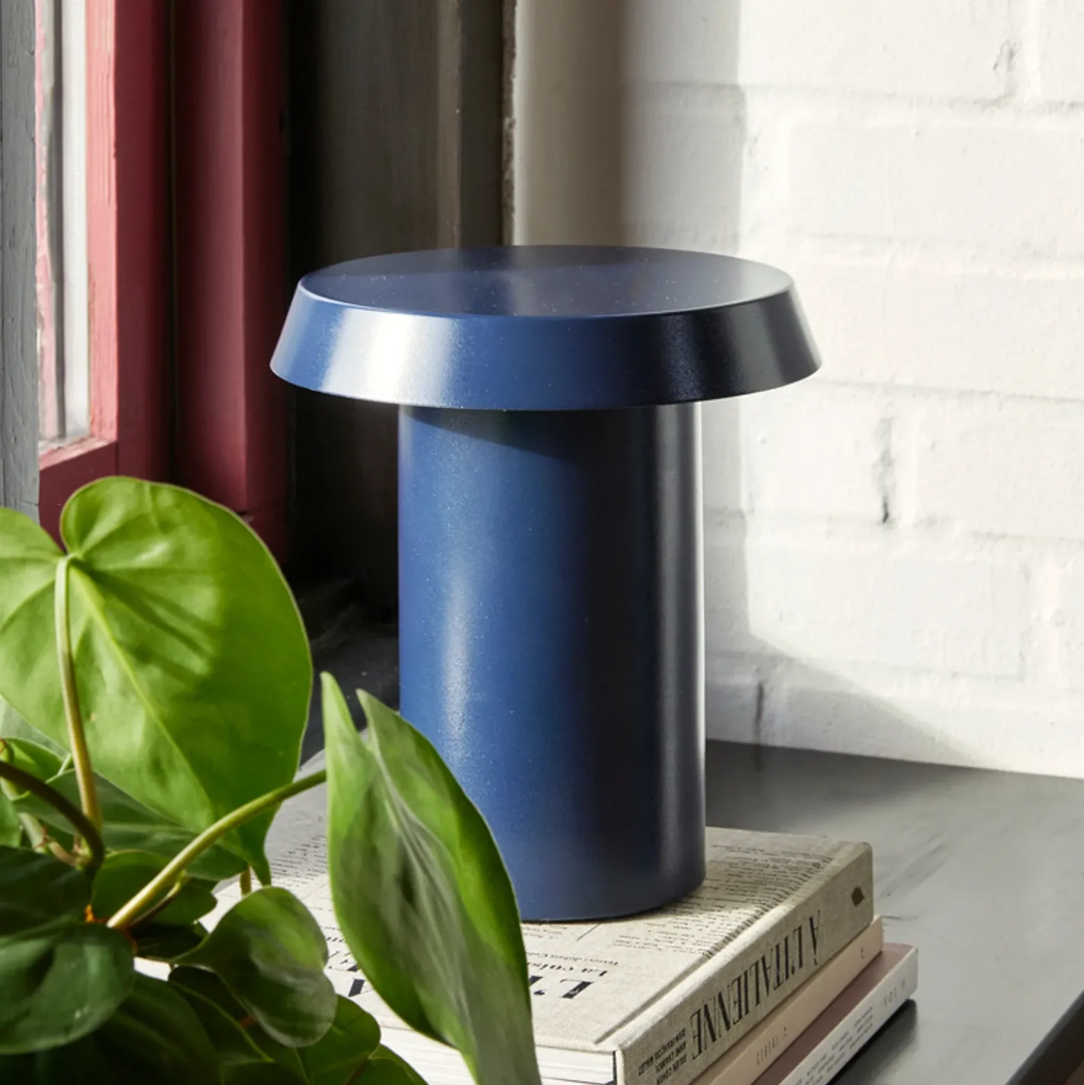 Hübsch Lámpara de mesa LED Keen, azul oscuro, hierro