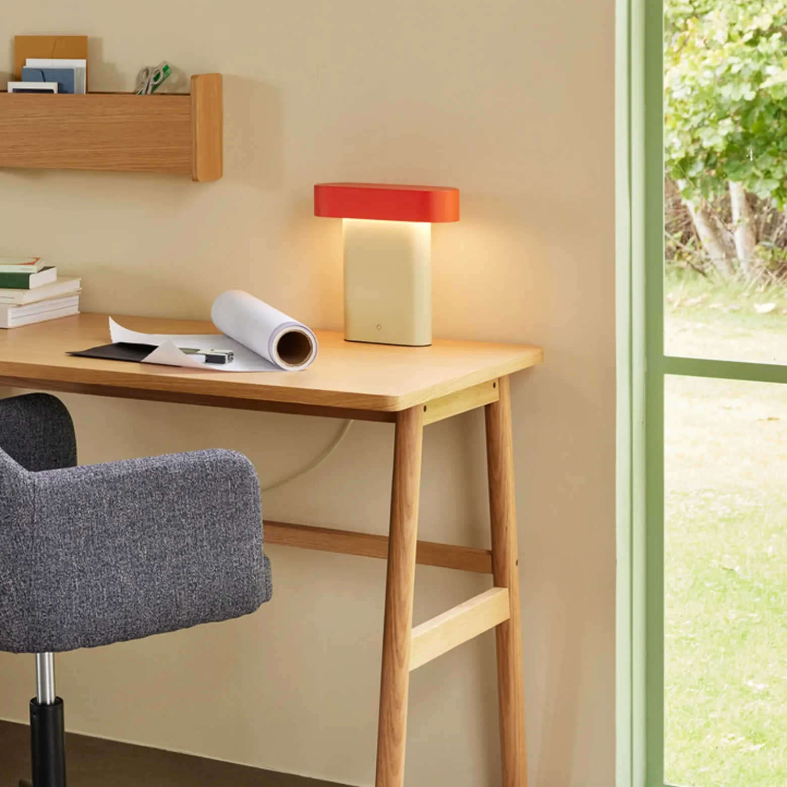 Hübsch Lámpara de mesa LED Sleek, verde claro/rojo, hierro, PC