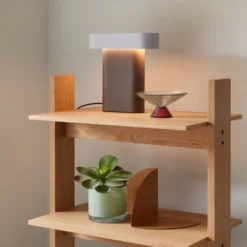 Hübsch Lámpara de mesa LED Sleek, hierro marrón/gris claro, PC