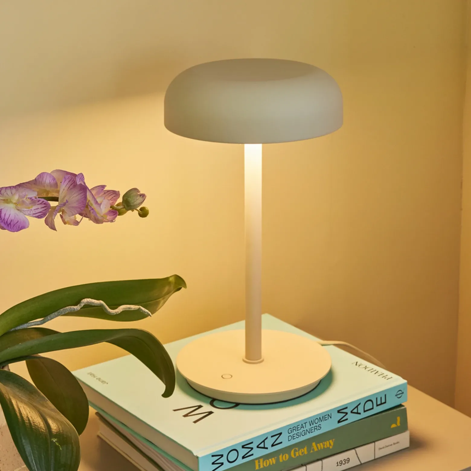 Hübsch Lámpara de mesa LED Velo, beige arena, hierro, policarbonato