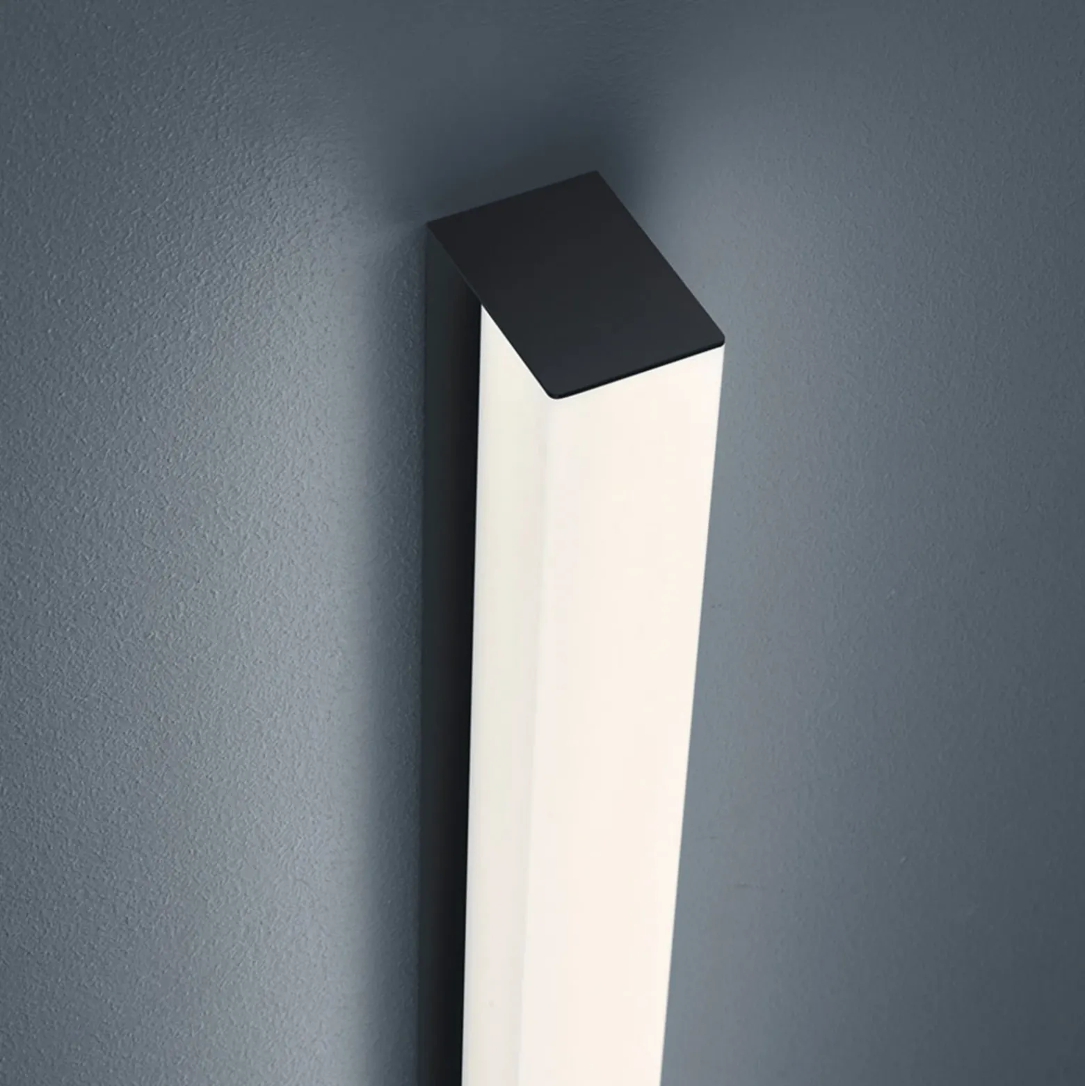Helestra Lado lámpara de espejo LED negro 90 cm