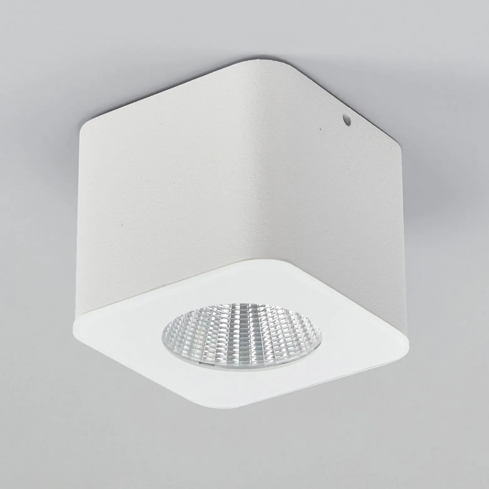 Helestra Oso foco de techo LED, angular, blanco