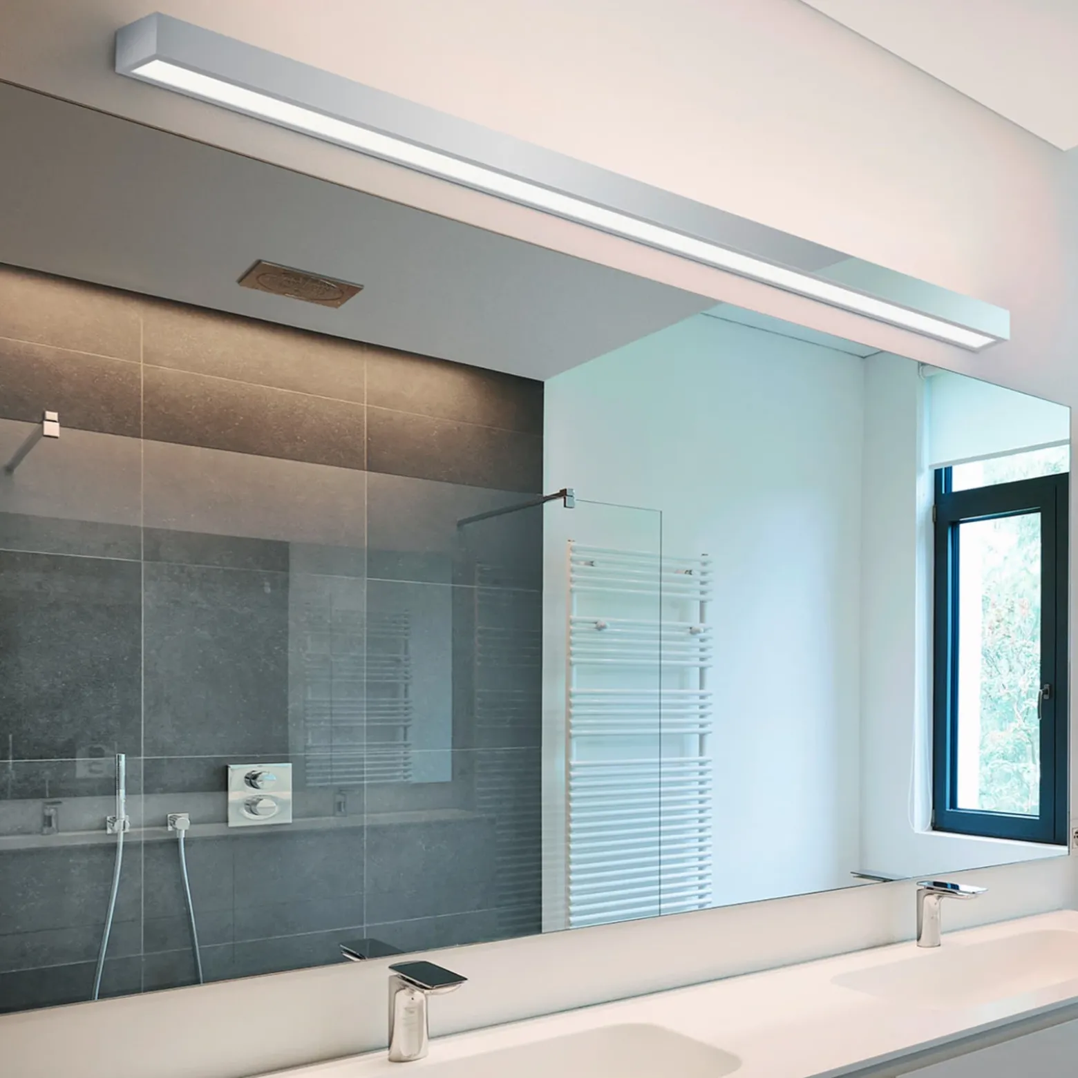 Helestra Theia lámpara de espejo LED cromado 120cm
