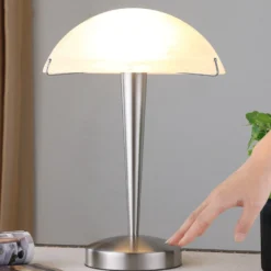 Hermosa lámpara de mesa Viola, níquel mate