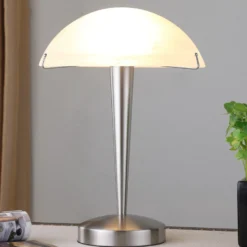 Hermosa lámpara de mesa Viola, níquel mate