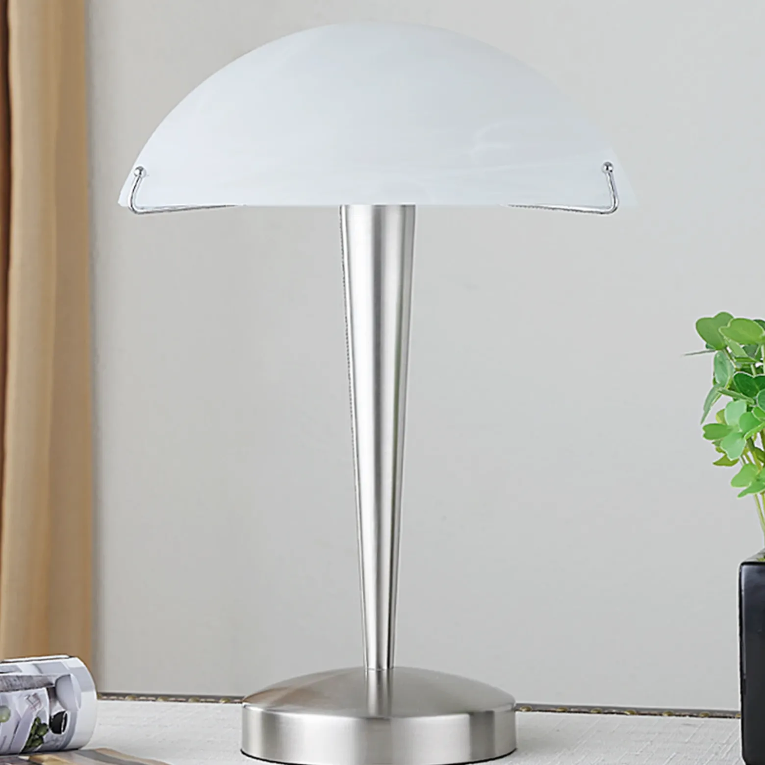Hermosa lámpara de mesa Viola, níquel mate