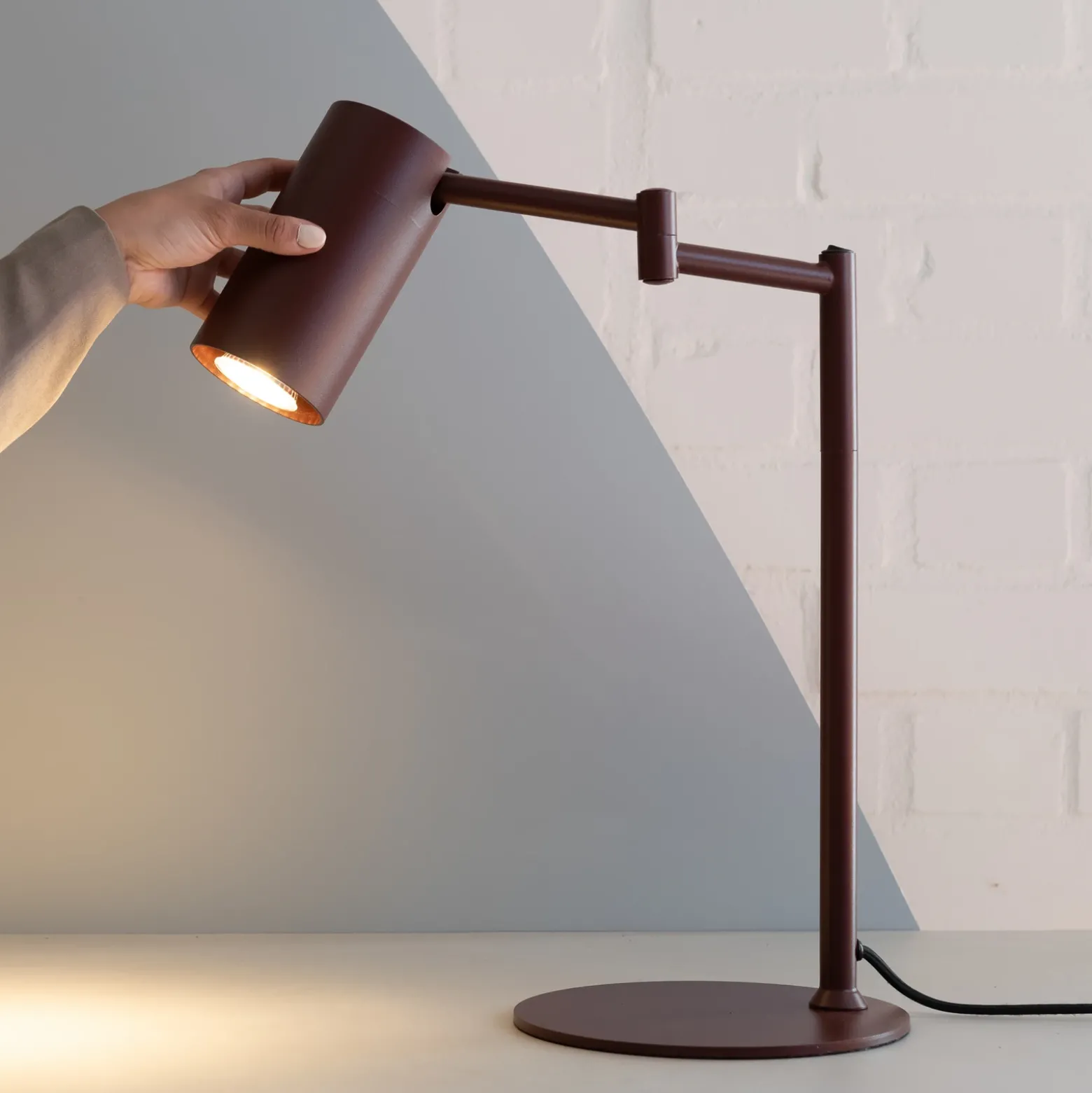 IT'S ABOUT ROMI Lámpara de mesa Bilbao, rojo oscuro, altura 48 cm