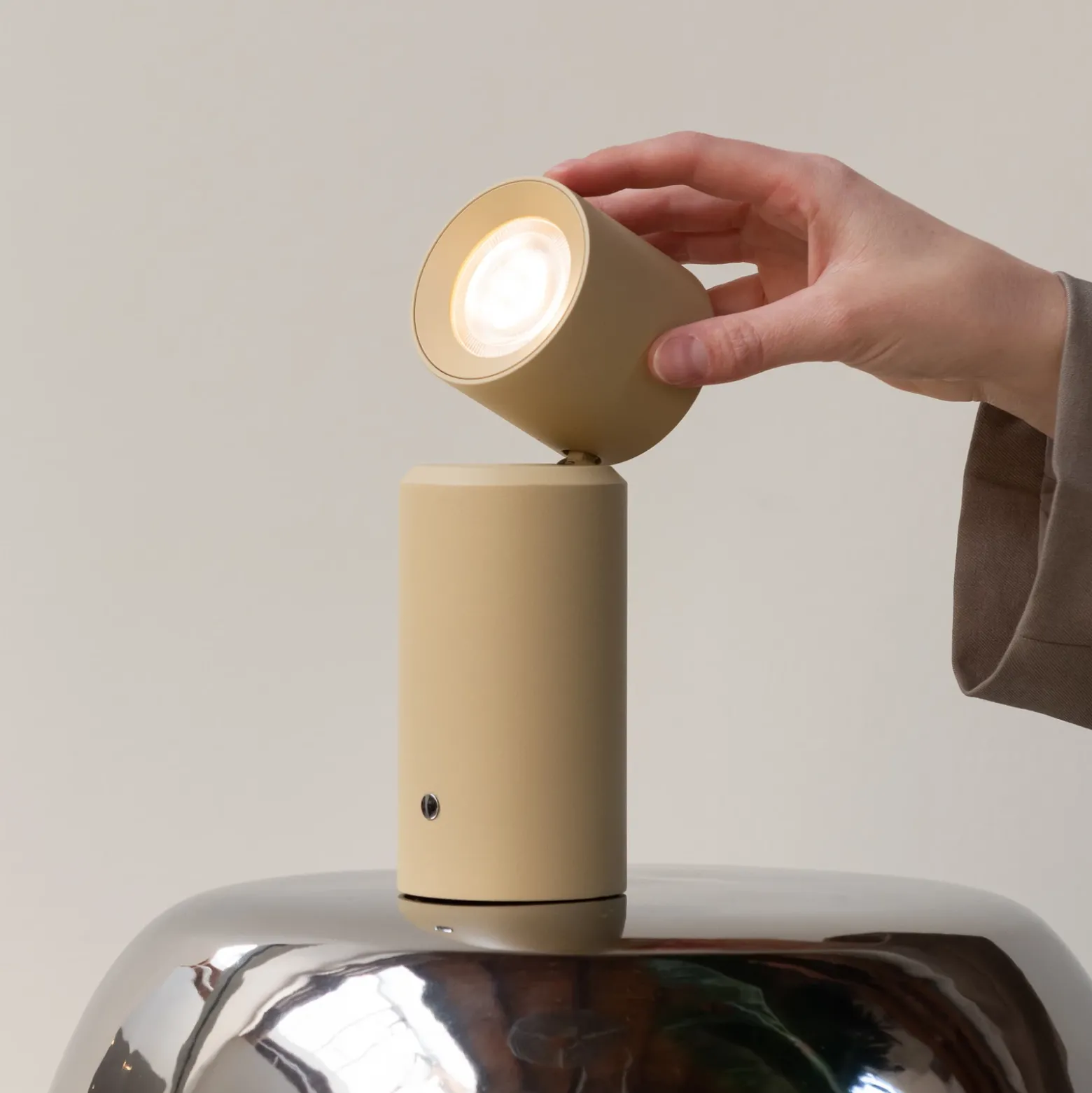 IT'S ABOUT ROMI Lámpara de mesa LED recargable Milan, beige, 19 cm