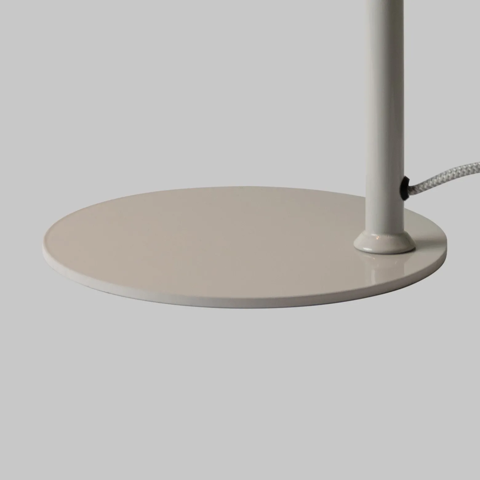 IT'S ABOUT ROMI Lámpara de mesa Stavanger, gris claro, altura 51 cm