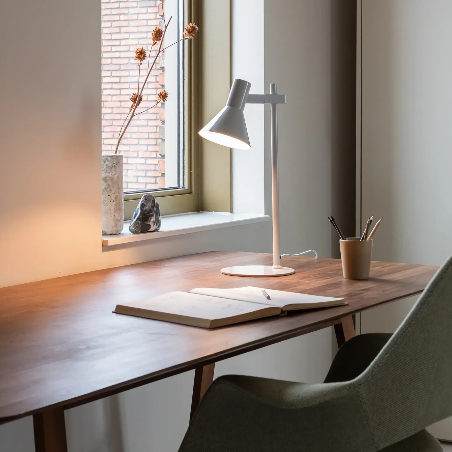 IT'S ABOUT ROMI Lámpara de mesa Stavanger, gris claro, altura 51 cm