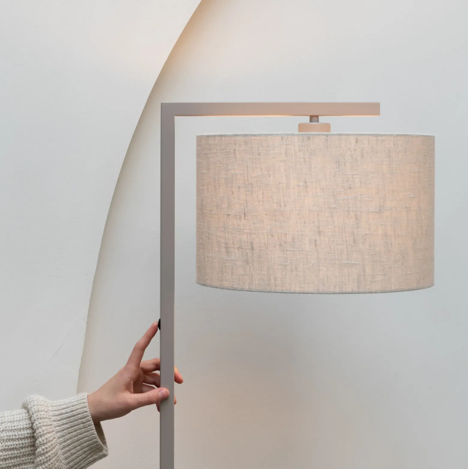 IT'S ABOUT ROMI Lámpara de pie Boston, Ø 32 cm, gris oscuro/color arena