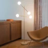 IT'S ABOUT ROMI Lámpara de pie Copenhagen, beige, cristal, giratoria