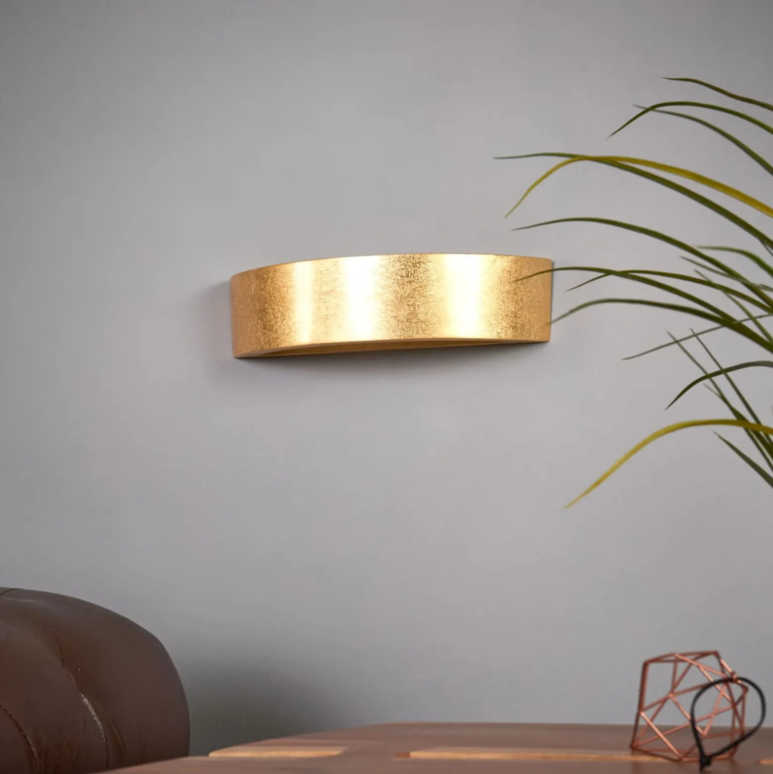 Jasin: aplique con superficie dorada
