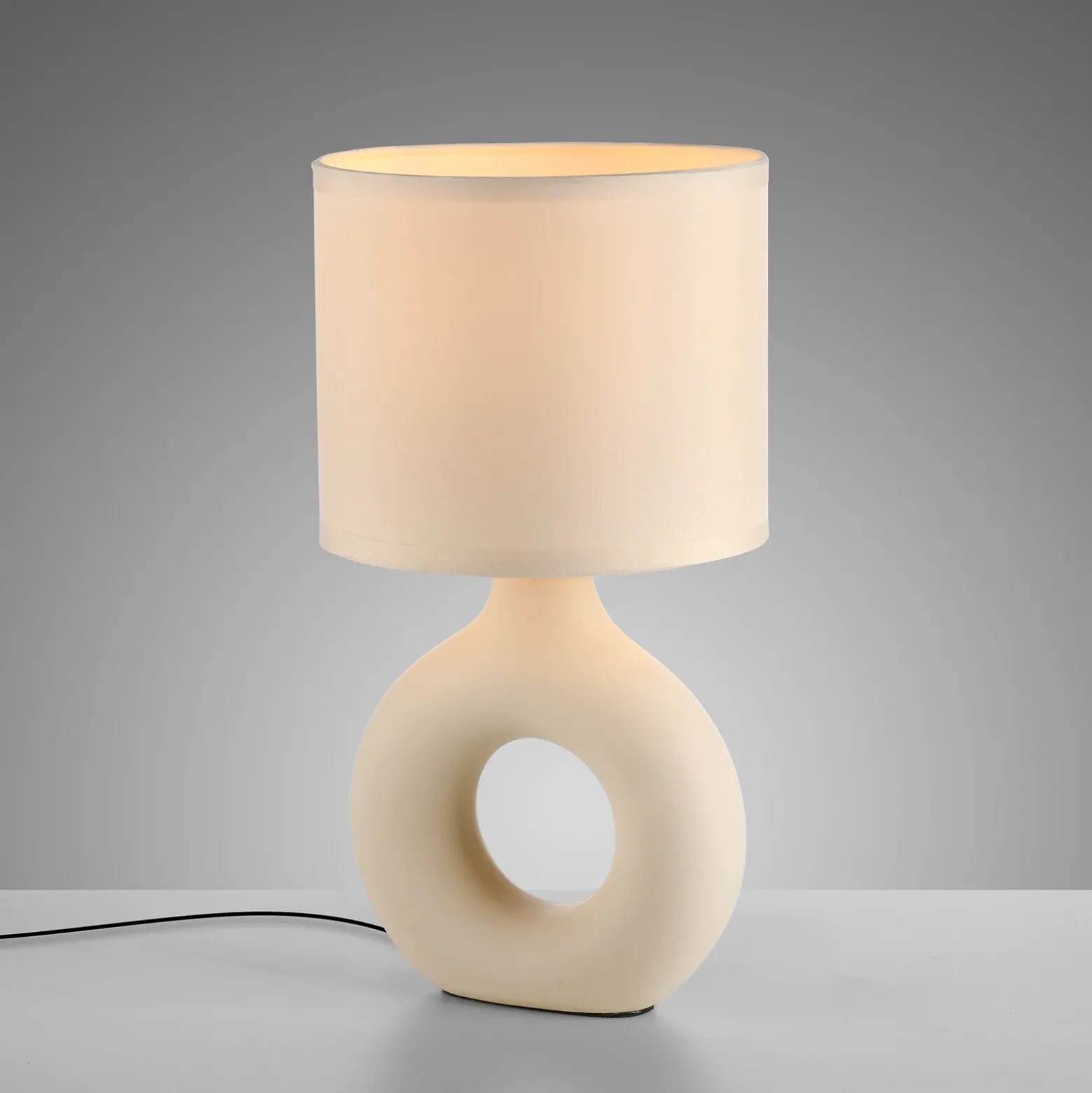 JUST LIGHT. Lámpara de mesa Carara, base de cerámica, beige