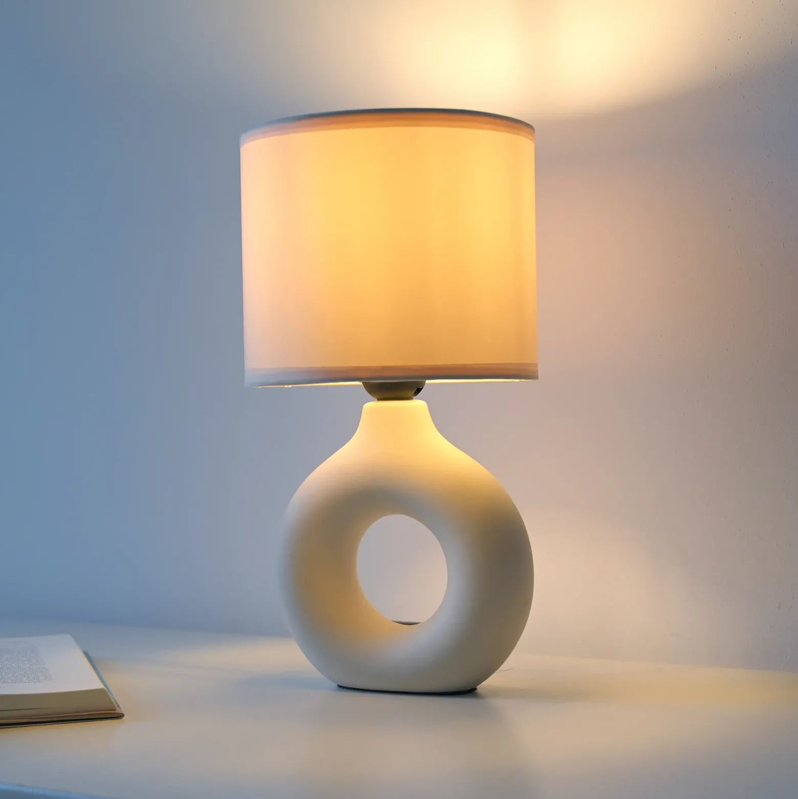 JUST LIGHT. Lámpara de mesa Carara, base de cerámica, beige