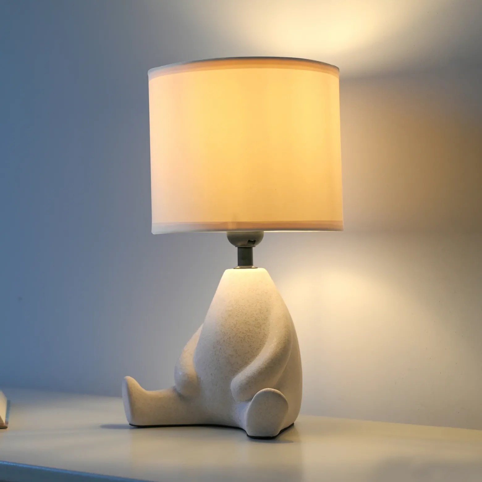 JUST LIGHT. Lámpara de mesa Ted, cerámica, sentado, beige arena