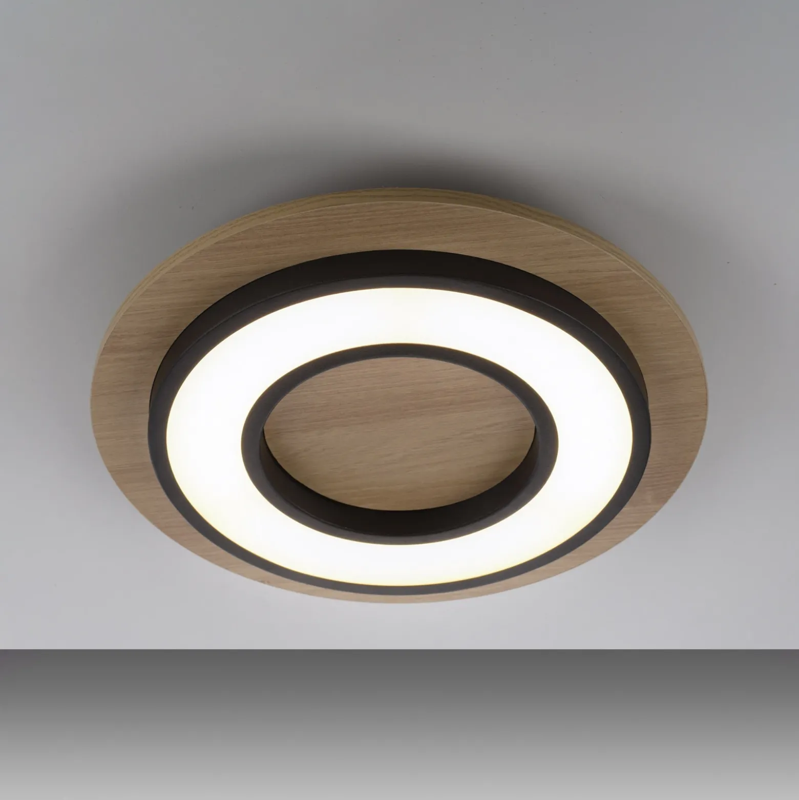 JUST LIGHT. Plafón LED Tola, redondo, madera, 3.000 K