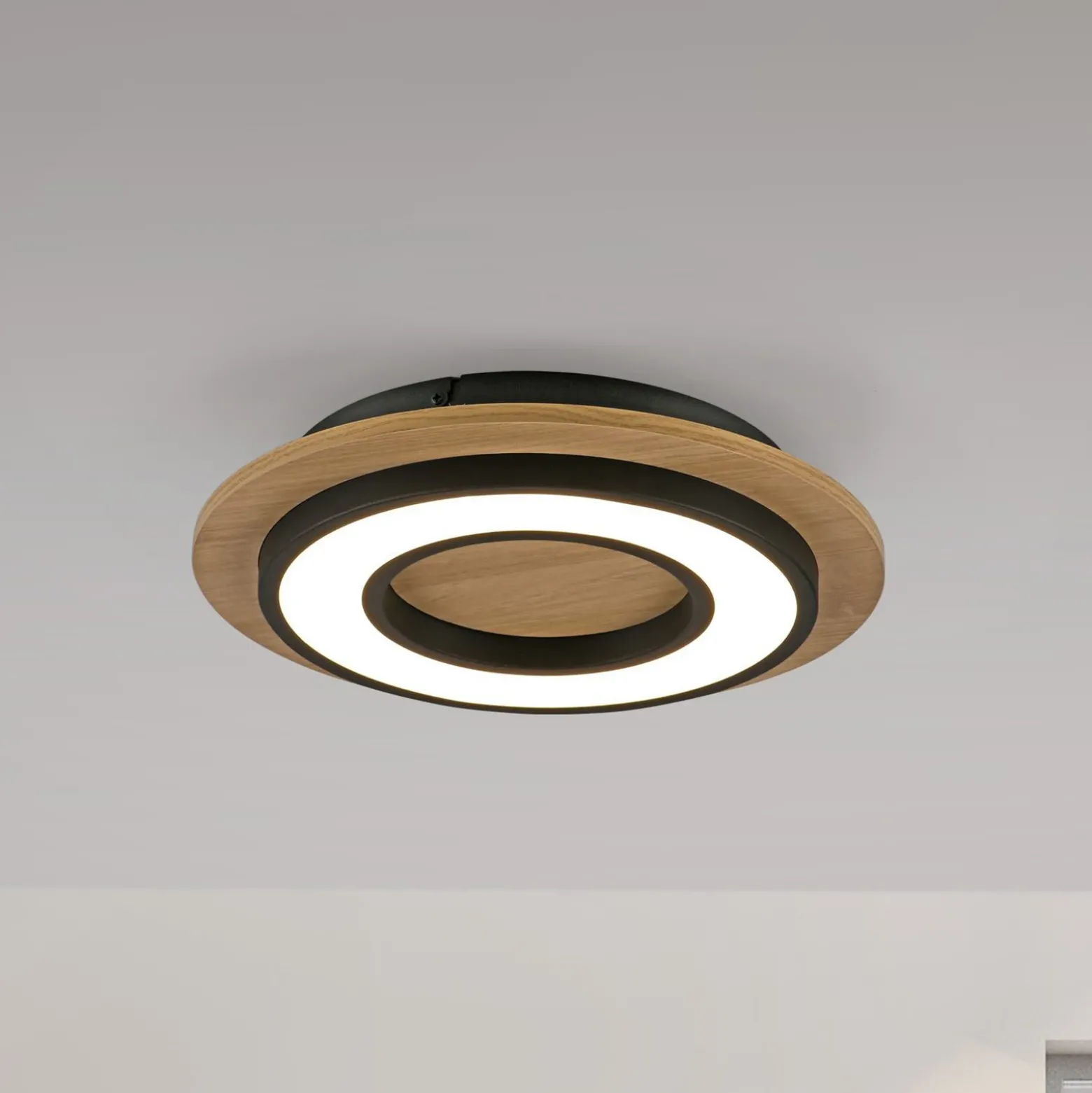 JUST LIGHT. Plafón LED Tola, redondo, madera, 3.000 K