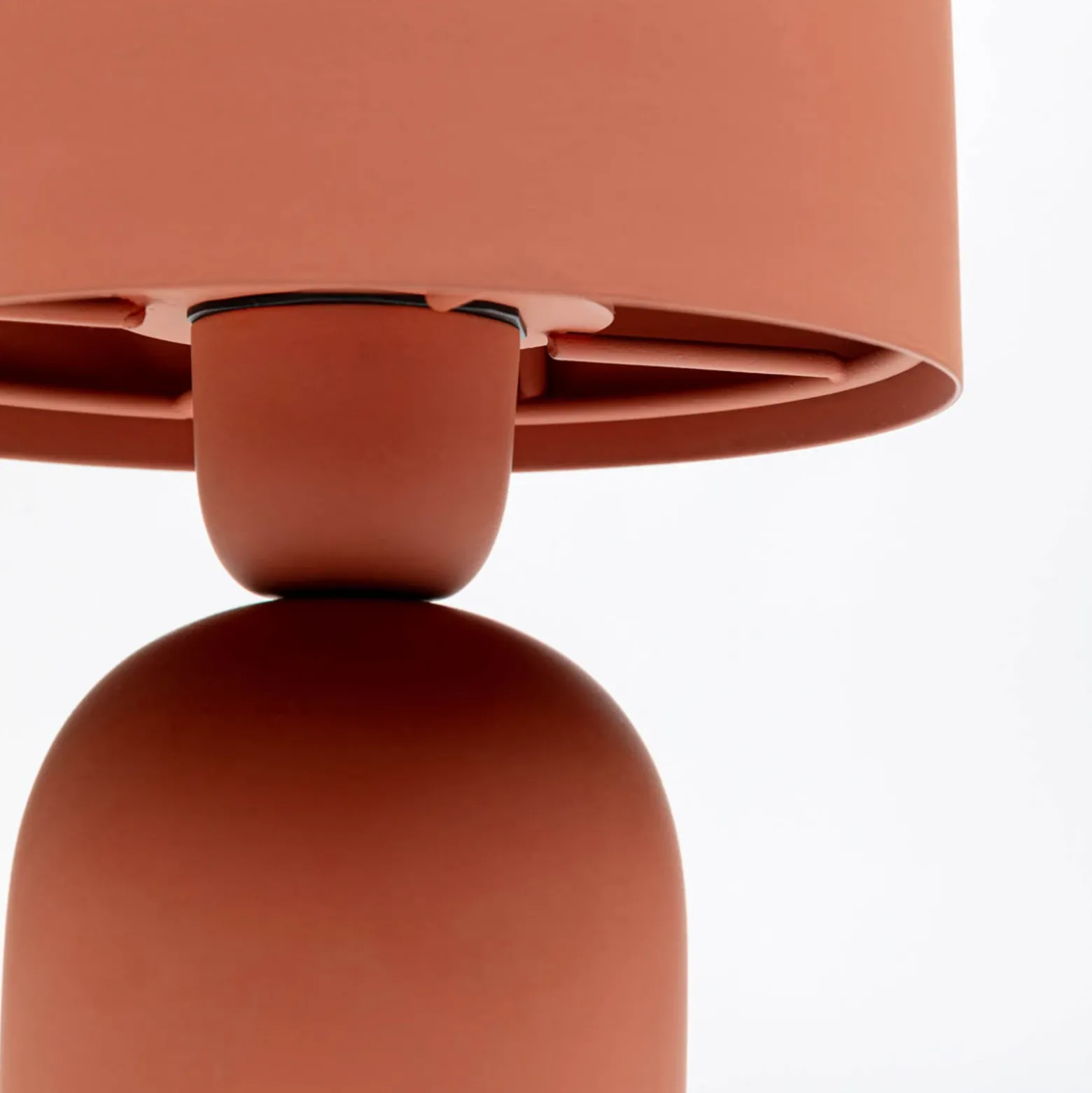 KARE Lámpara de mesa Maya, roja, acero, altura 39 cm