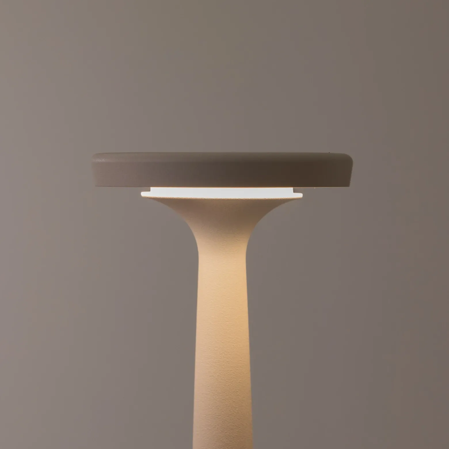 Karman lámpara de mesa LED recargable Papiria, blanco mate, CCT