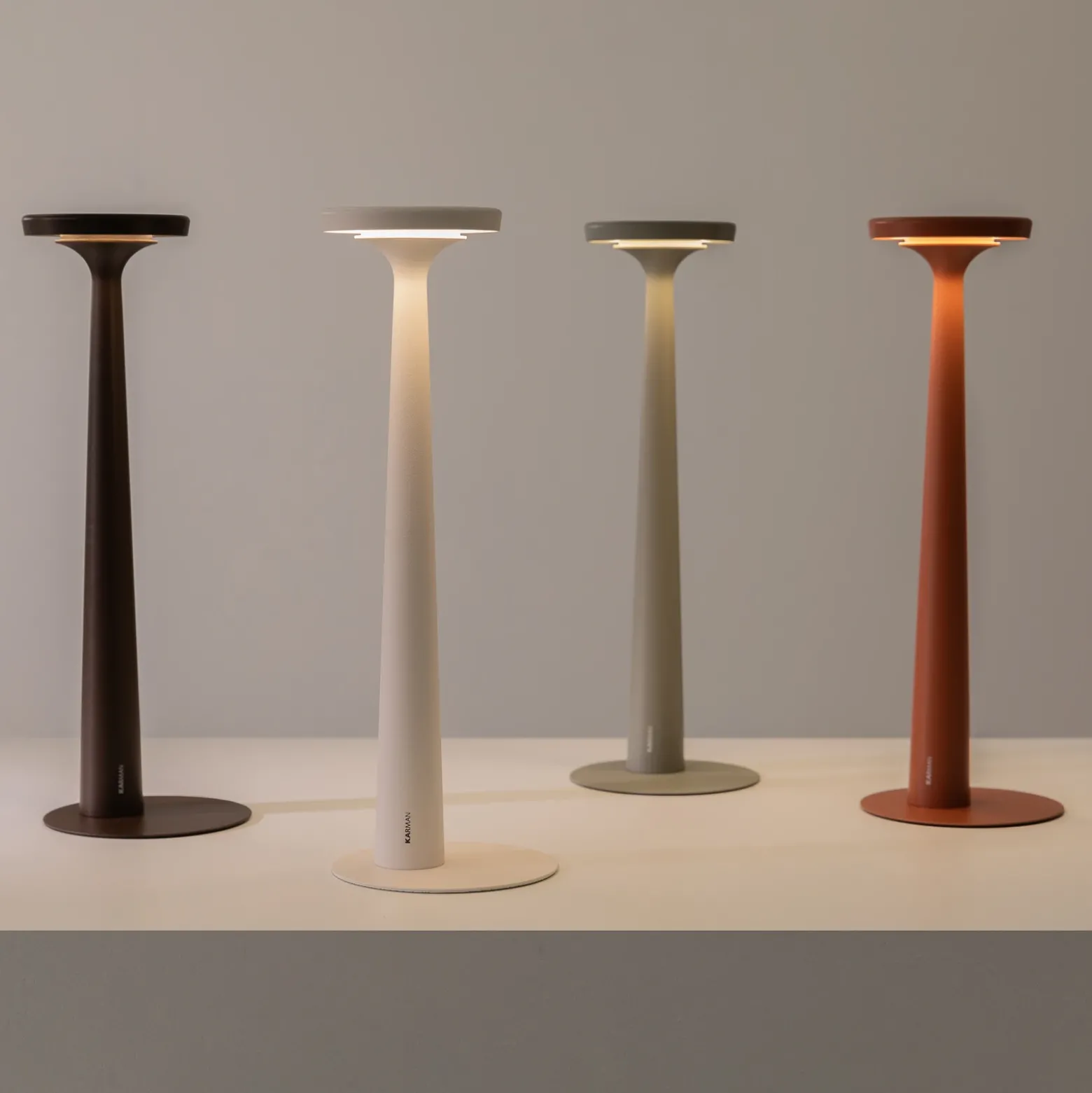 Karman lámpara de mesa LED recargable Papiria, blanco mate, CCT