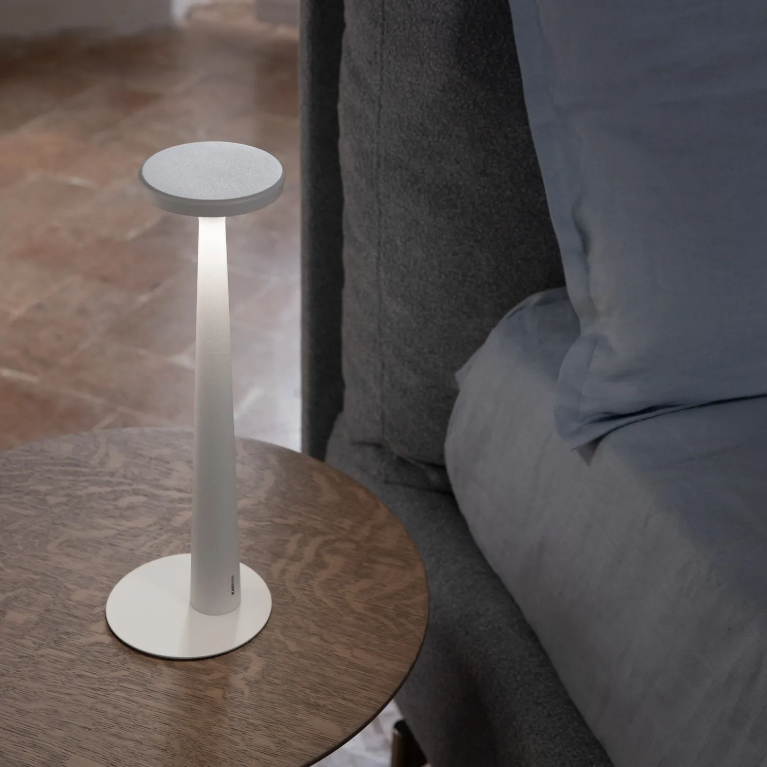 Karman lámpara de mesa LED recargable Papiria, blanco mate, CCT