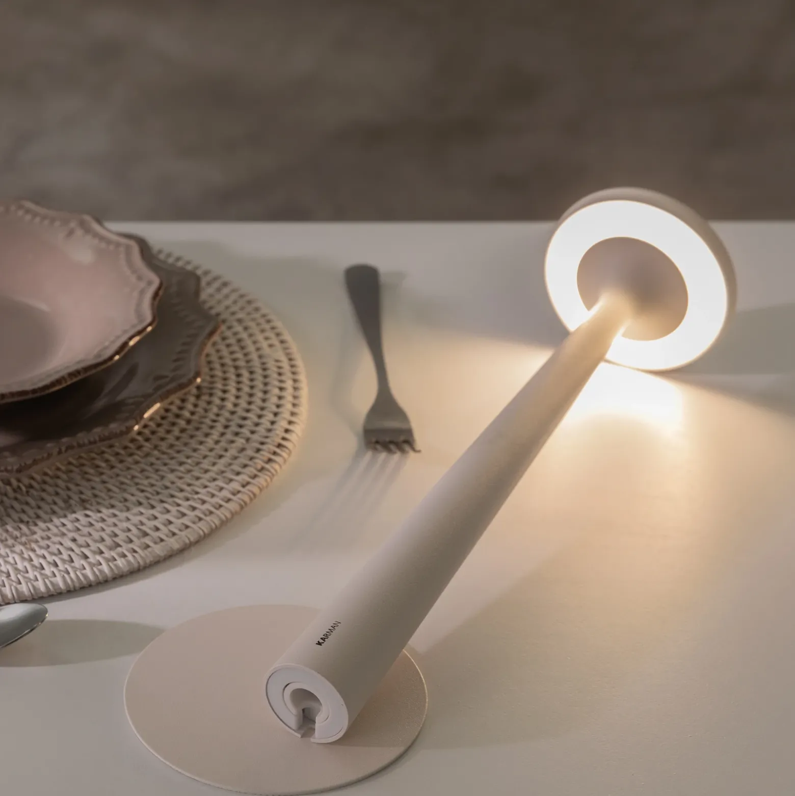 Karman lámpara de mesa LED recargable Papiria, blanco mate, CCT