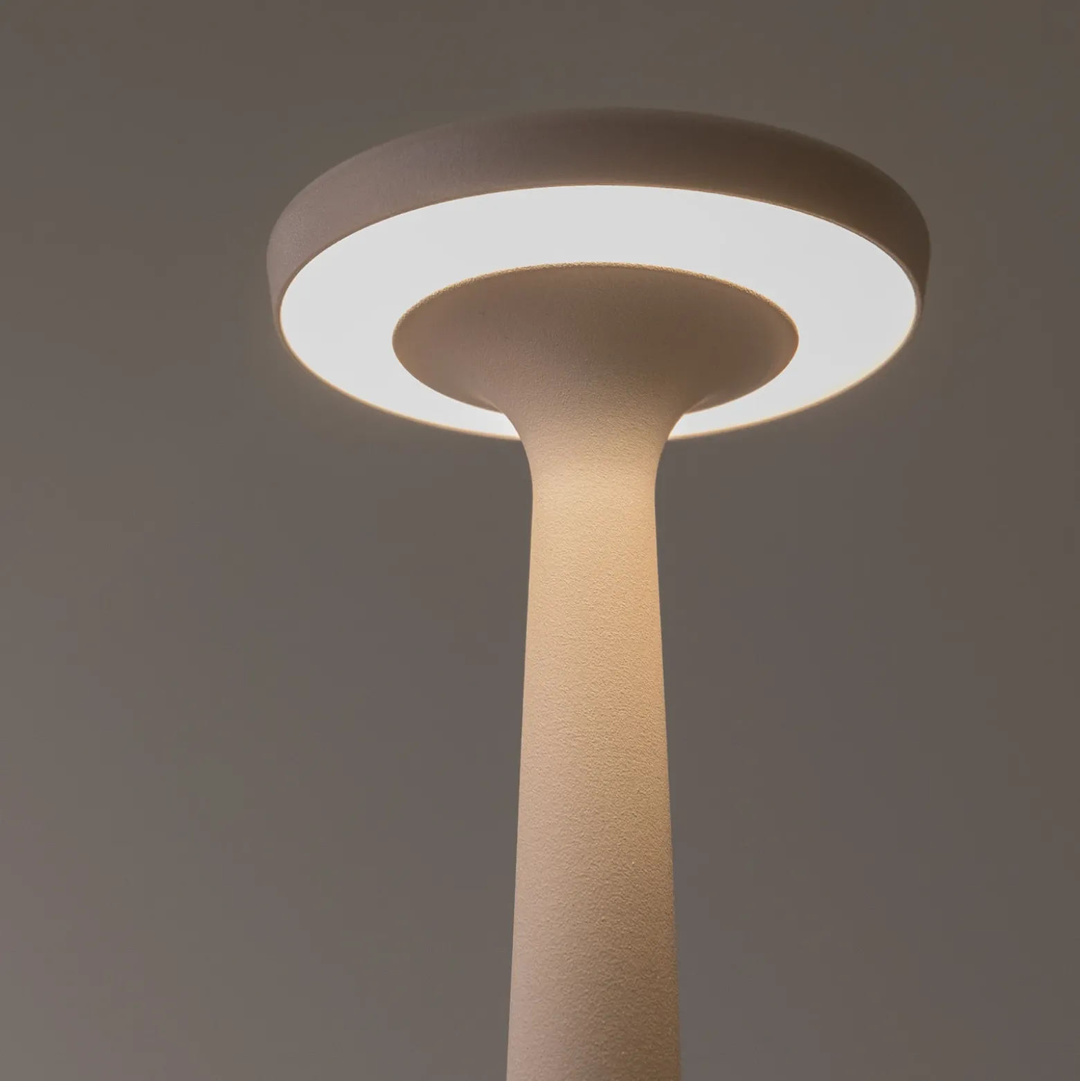 Karman lámpara de mesa LED recargable Papiria, blanco mate, CCT