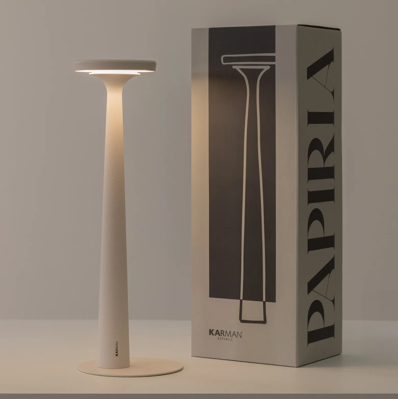 Karman lámpara de mesa LED recargable Papiria, blanco mate, CCT