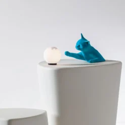 Karman lámpara de mesa Maoo, cerámica azul claro, figura de gato de cristal