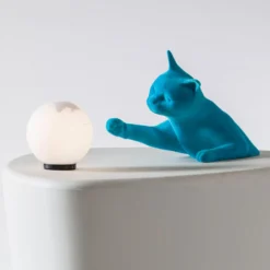 Karman lámpara de mesa Maoo, cerámica azul claro, figura de gato de cristal