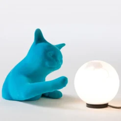 Karman lámpara de mesa Maoo, cerámica azul claro, figura de gato de cristal