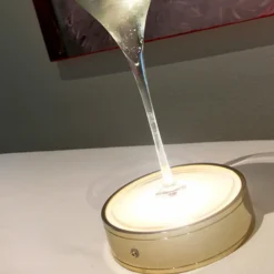 Knikerboker Bevici Su! lámpara de mesa, USB, oro