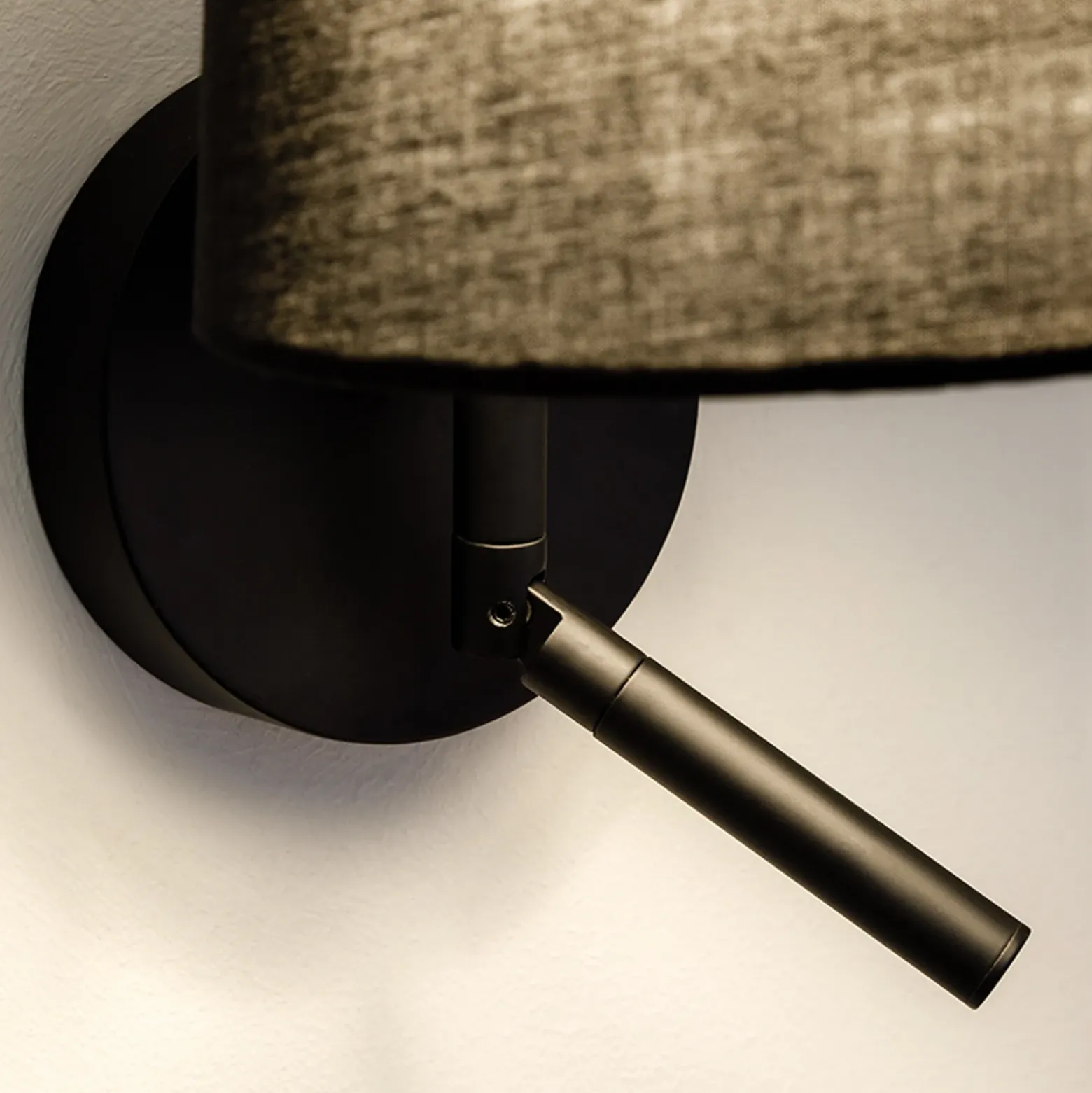 LEDS-C4 Clip aplique de pared con brazo de lectura LED negro
