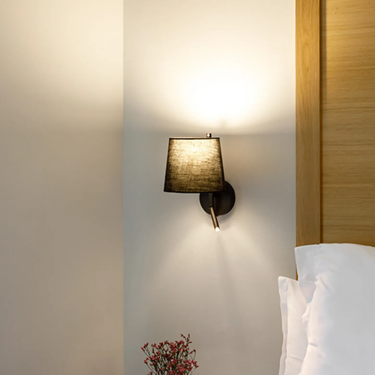 LEDS-C4 Clip aplique de pared con brazo de lectura LED negro