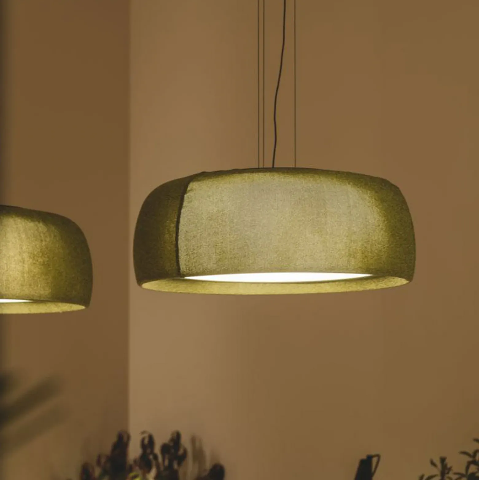 LEDS-C4 Lámpara colgante LED Gong, verde, 2.700 K, Ø 61,2 cm, tela