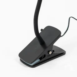Lindby Ailina Lámpara de mesa LED, base de pinza, negra