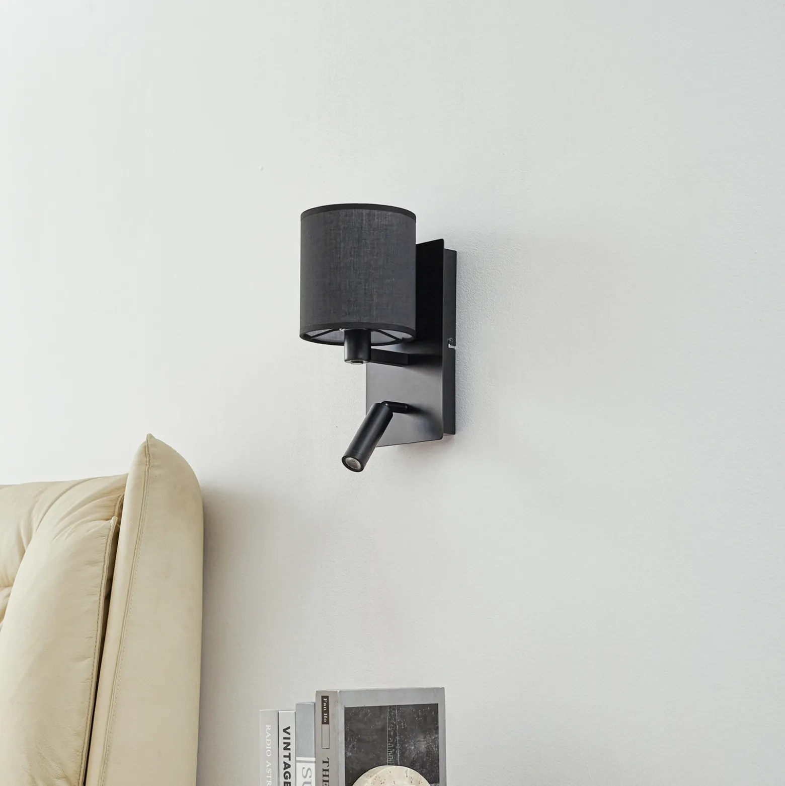 Lindby aplique de pared Aiden, 30 cm, negro, brazo de lectura LED, E14