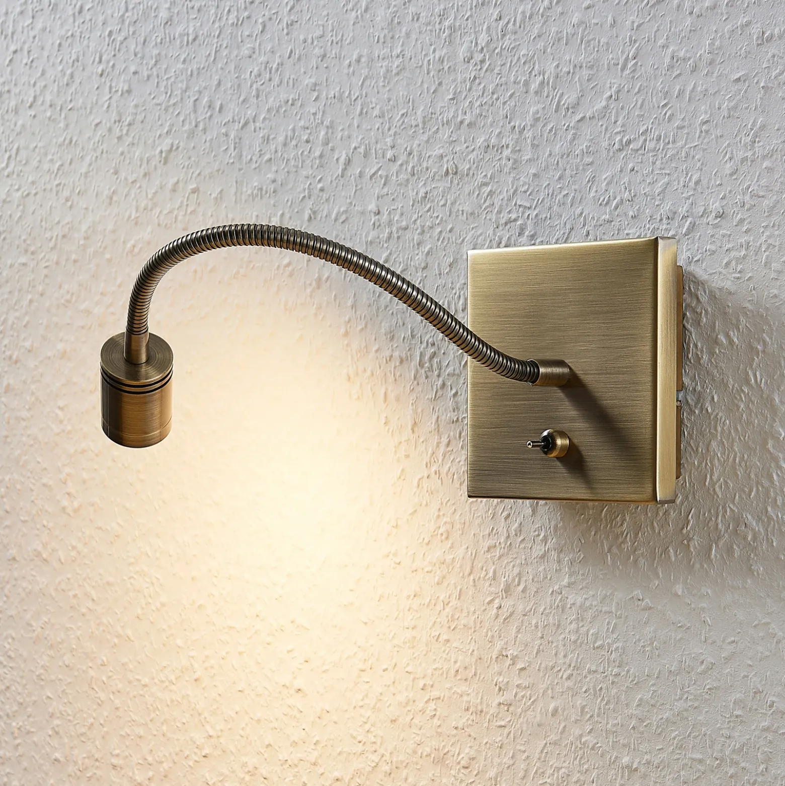 Lindby aplique de pared LED Mayar, 2, latón, lámpara de lectura, 11 cm