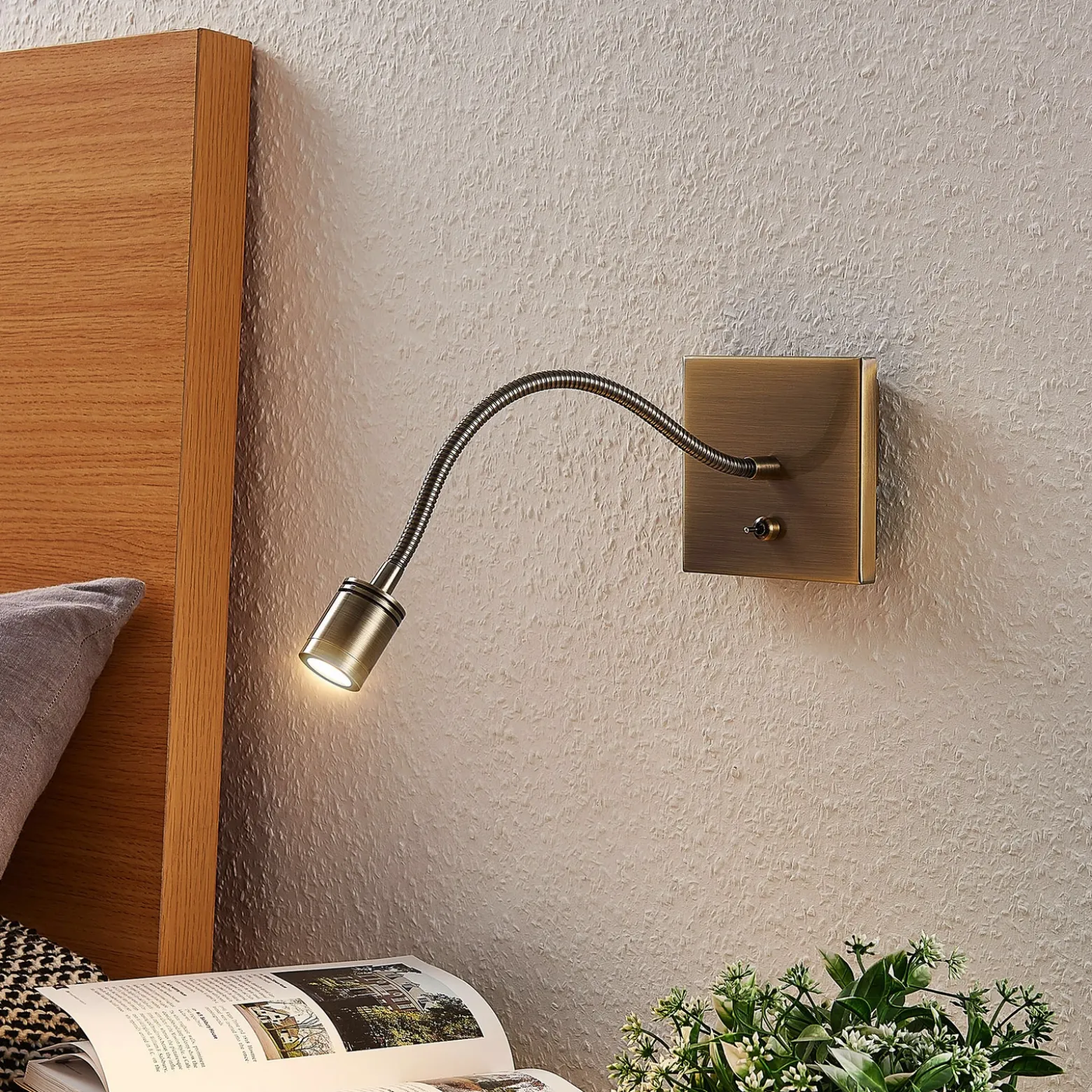 Lindby aplique de pared LED Mayar, 2, latón, lámpara de lectura, 11 cm