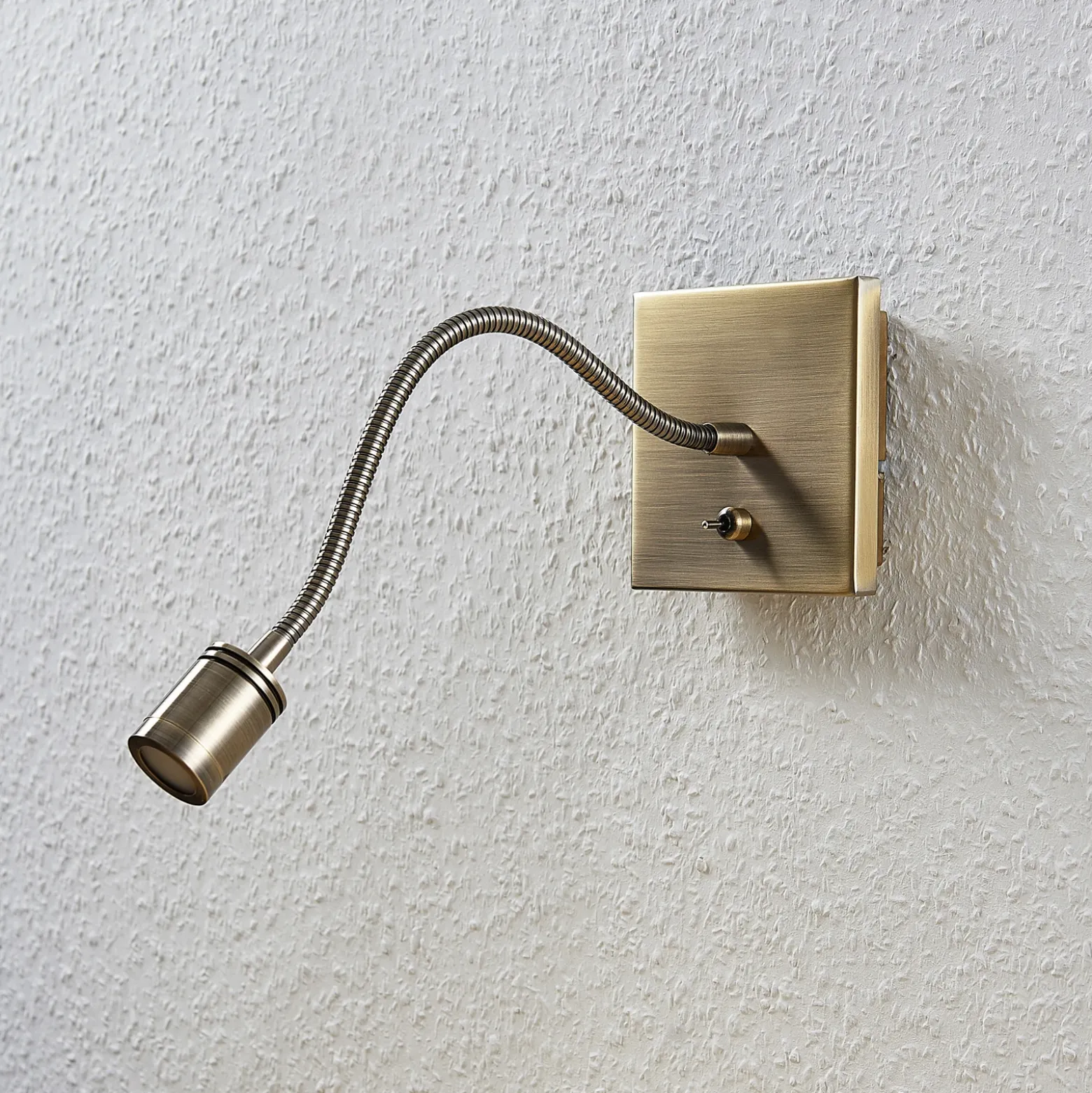 Lindby aplique de pared LED Mayar, 2, latón, lámpara de lectura, 11 cm