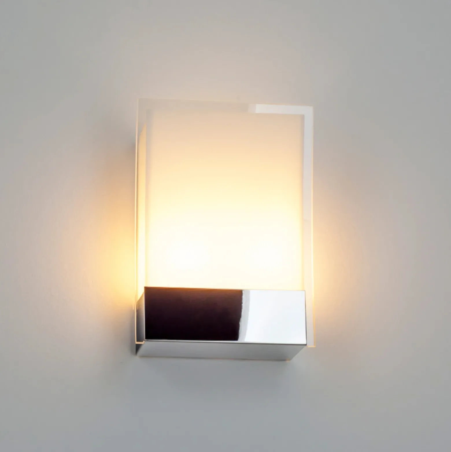 Lindby Aplique de pared Malthe, altura 27 cm, cromo, vidrio, metal