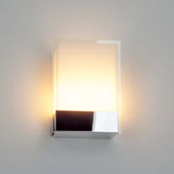 Lindby Aplique de pared Malthe, altura 27 cm, cromo, vidrio, metal