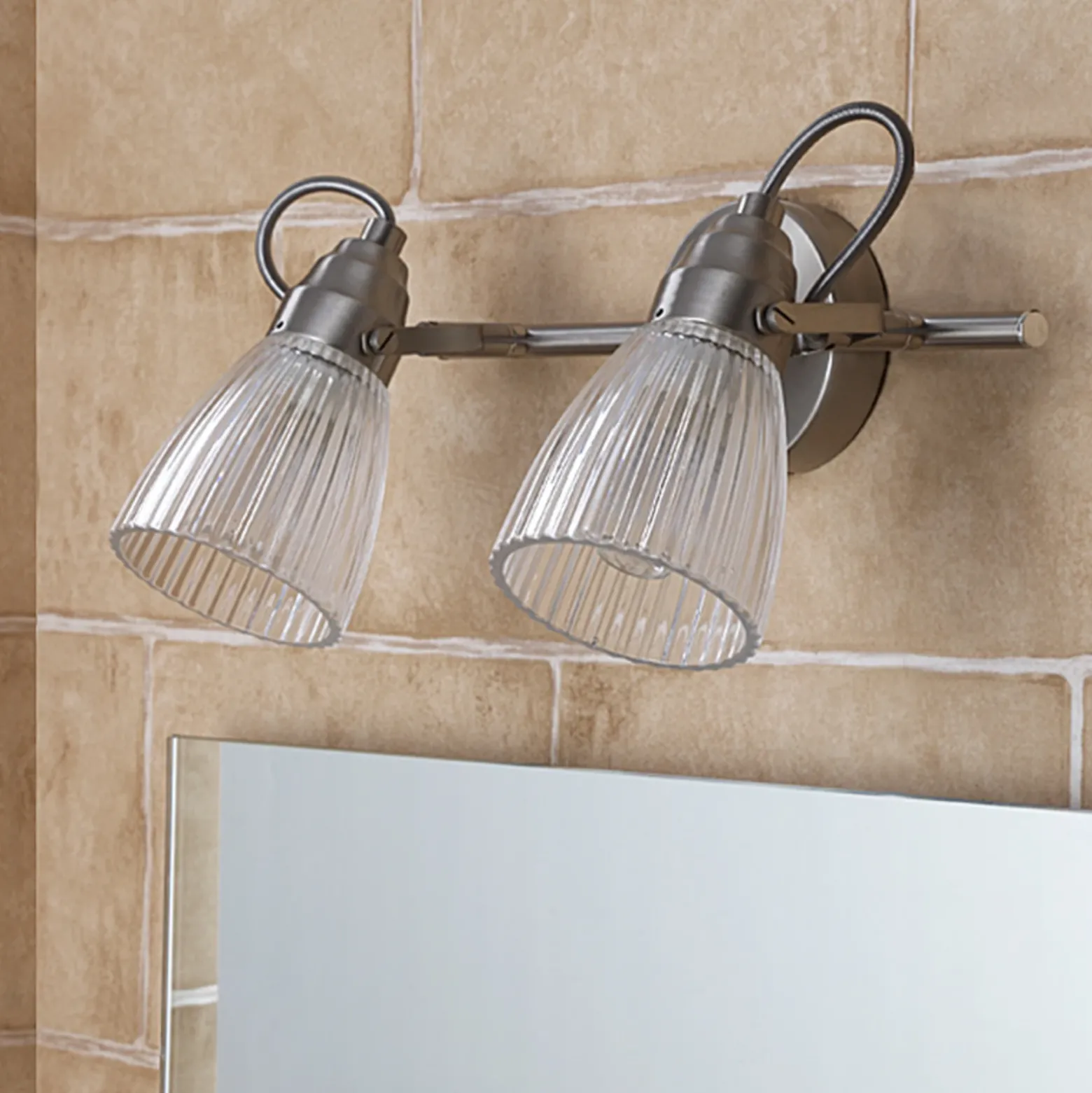 Lindby Aplique para baño Kara, 31 cm, 2 luces, cristal, IP44, G9