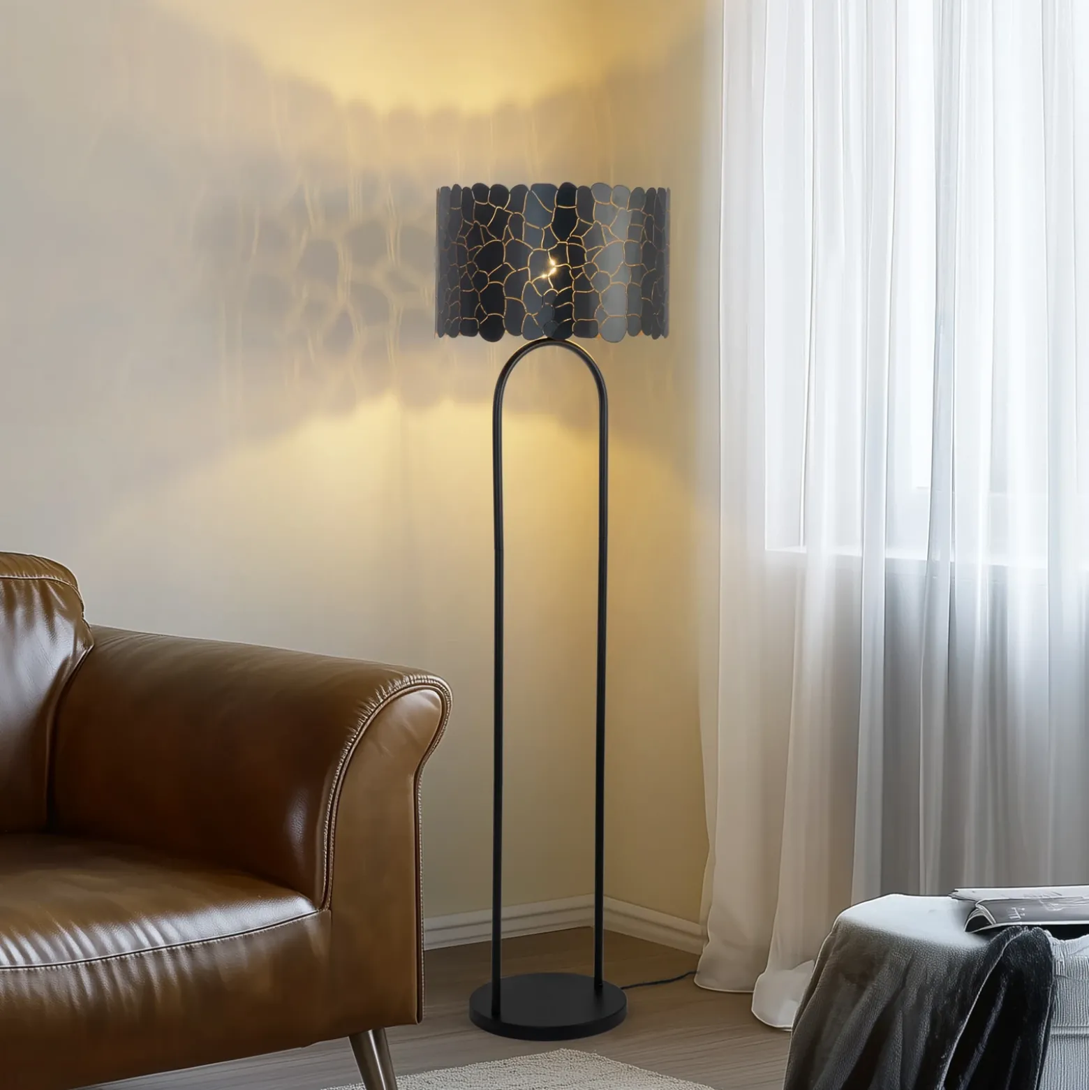 Lindby Aralena lámpara de pie, negro/oro, altura 143,5 cm
