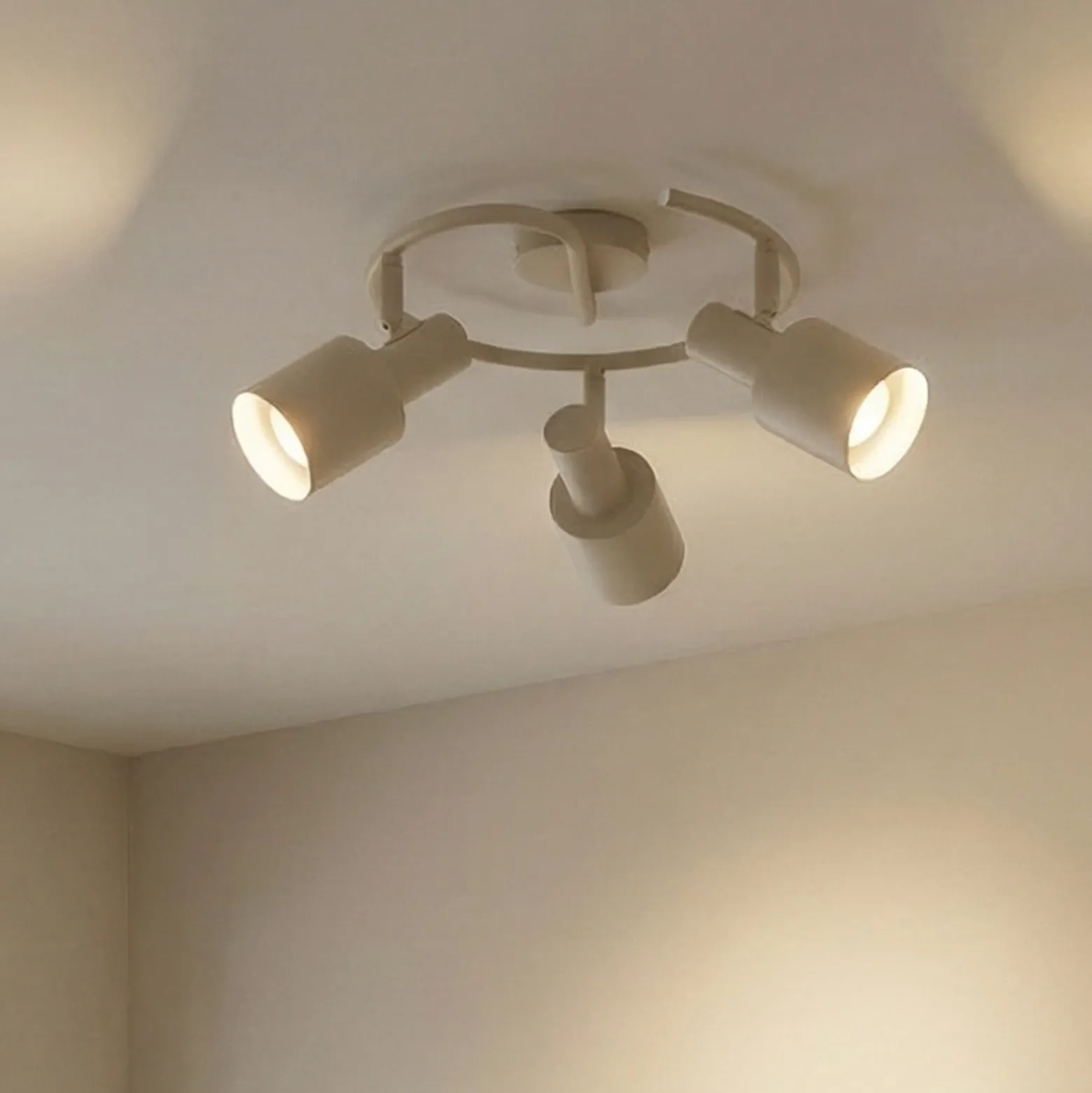 Lindby downlight de techo Ovelia, beige, 3 luces, metal, E27